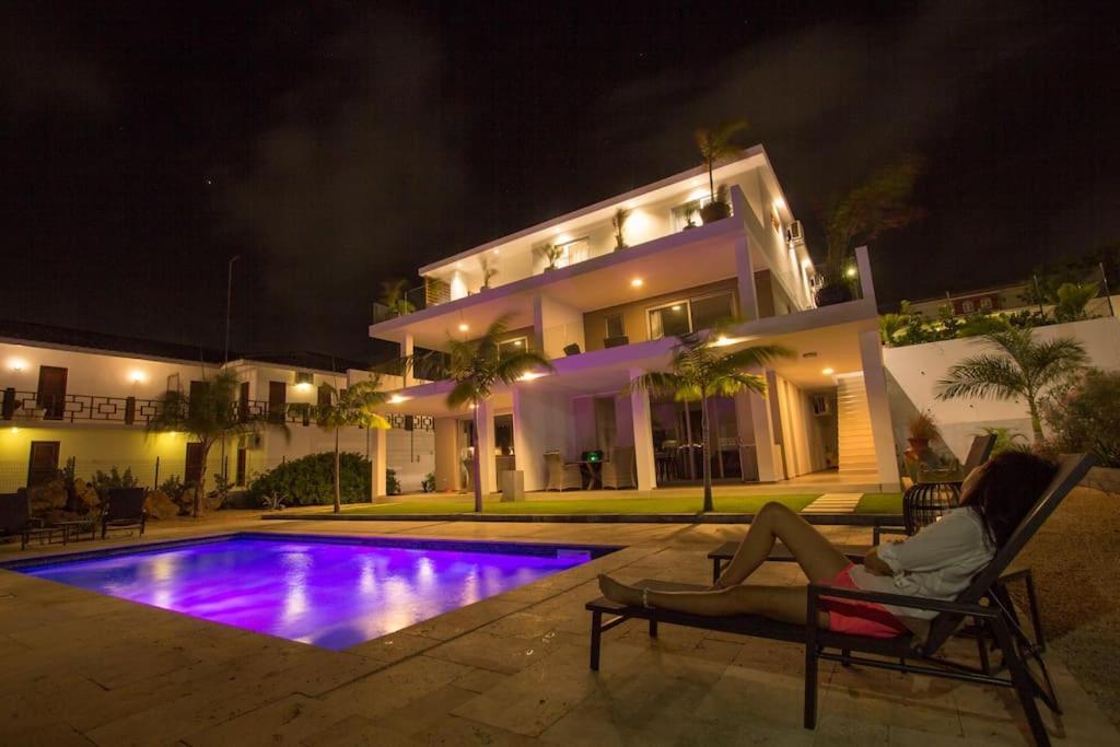 Goudhaen Luxury Private Apartments Jan Thiel Beach Экстерьер фото