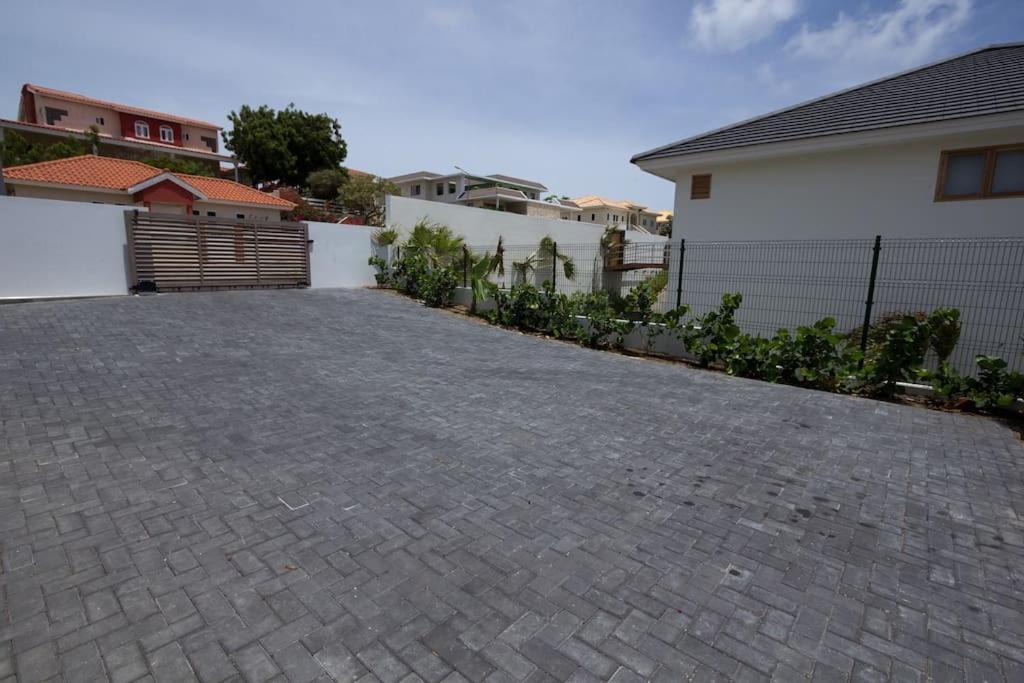 Goudhaen Luxury Private Apartments Jan Thiel Beach Экстерьер фото